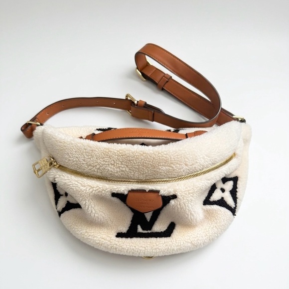 No Brand Handbags - Inspired L V Shearling Bumbag with distinctive contrasting monogram
